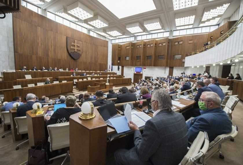 Kollár prerušil parlamentnú schôdzu, poslanci sa stretnú až o týždeň