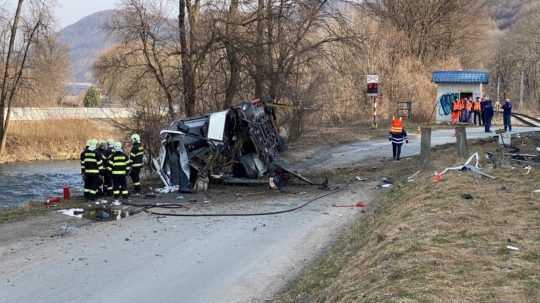 V Banskej Bystrici sa zrazil vlak s autobusom, hlásia zranených