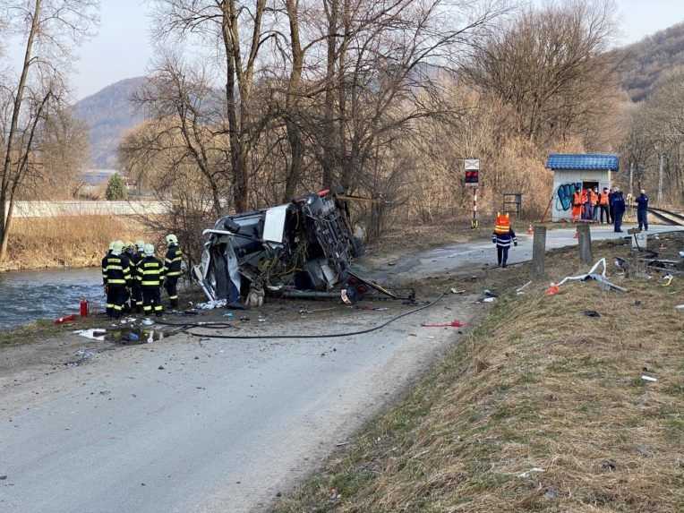 V Banskej Bystrici sa zrazil vlak s autobusom, hlásia zranených