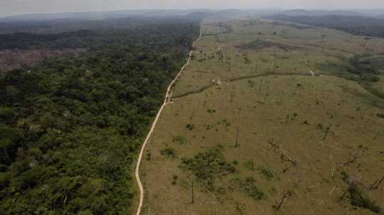 Letecká snímka odlesneného územia amazonského pralesa.