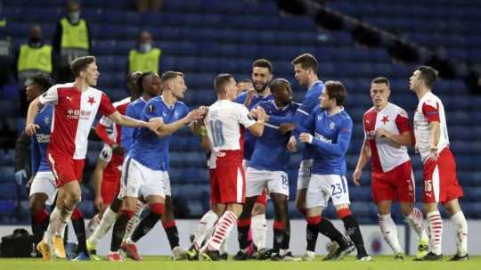 Agresivita pred šatňami. Hráča Slavie po zápase napadol futbalista Rangers