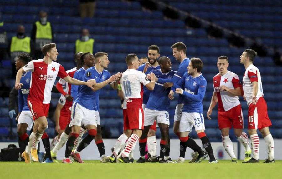 Agresivita pred šatňami. Hráča Slavie po zápase napadol futbalista Rangers