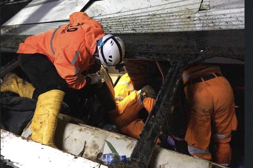 Pri nehode autobusu so stredoškolákmi v Indonézii zomrelo najmenej 26 ľudí