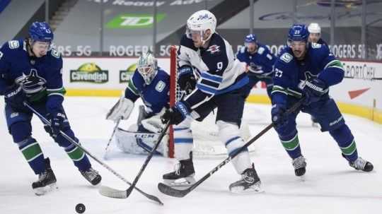 Buffalo pokračuje v sérii prehier, štyrmi gólmi za zápas zažiaril center Winnipegu