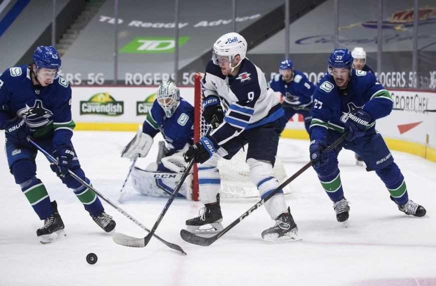 Buffalo pokračuje v sérii prehier, štyrmi gólmi za zápas zažiaril center Winnipegu