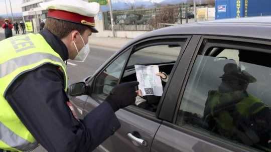 Na ilustračnej snímke policajt kontroluje negatívny test na ochorenie COVID-19.