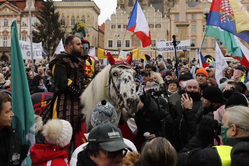 V Prahe zasahovala proti demonštrantom polícia. Zadržala aj poslanca