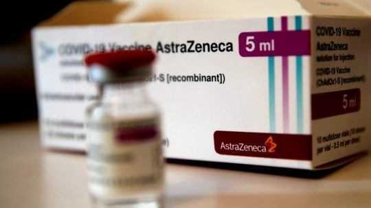 Vakcína od AstraZeneca nespôsobuje krvné zrazeniny, vyhlásil britský regulátor