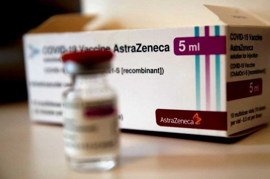 Vakcína od AstraZeneca nespôsobuje krvné zrazeniny, vyhlásil britský regulátor