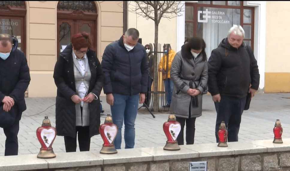 Viaceré európske mestá si minútou ticha uctili obete pandémie. Zapojili sa aj Topoľčany