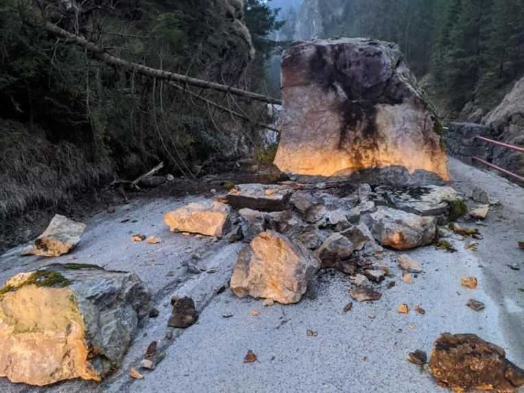 Pri Terchovej sa v noci na cestu zrútil balvan. Bola neprejazdná