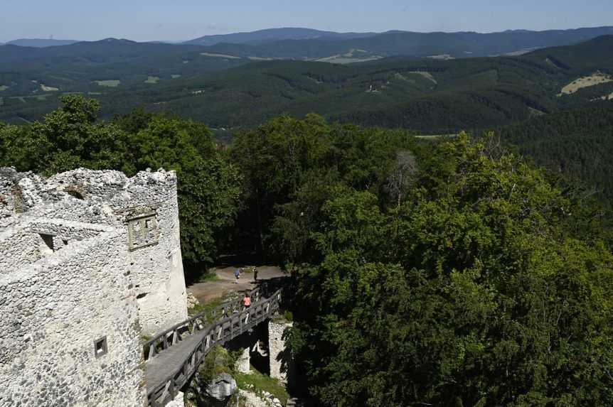 Projekt obnovy hradov s nezamestnanými bude pokračovať