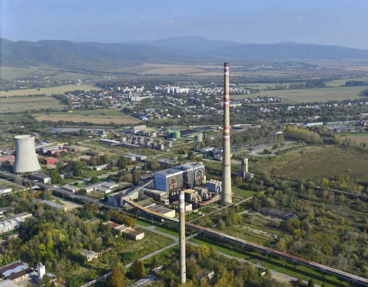 Viac ako 300 zamestnancov chemickej fabriky nevidelo od januára výplatu