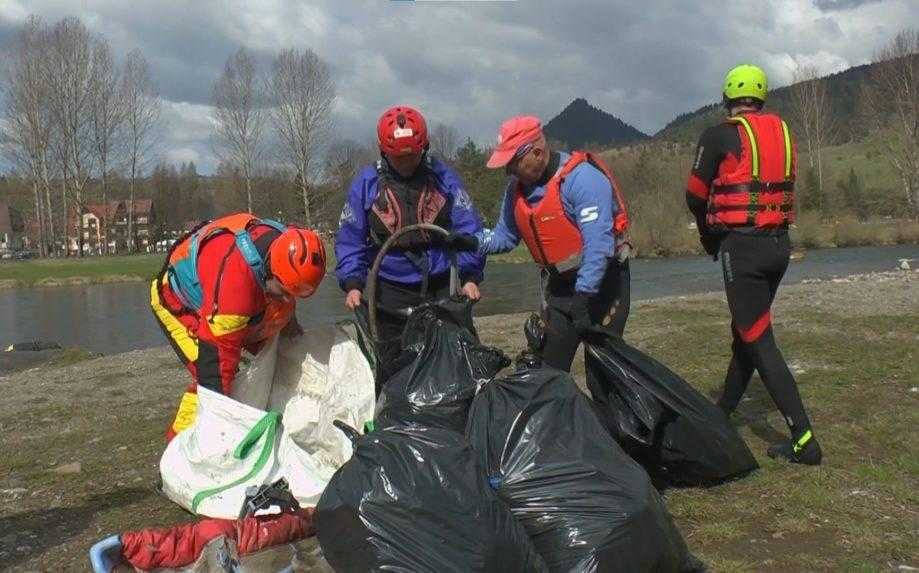 Dodržali tradíciu. Vodáci na predsezónnom stretnutí vyčistili Hornád