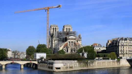 žeriav pred parížskou katedrálou Notre-Dame.