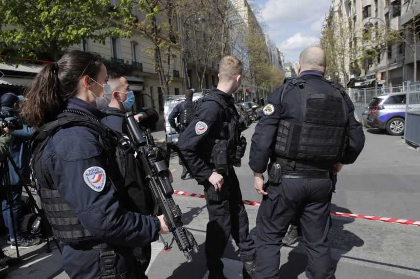 Streľba pred parížskou nemocnicou si vyžiadala jednu obeť