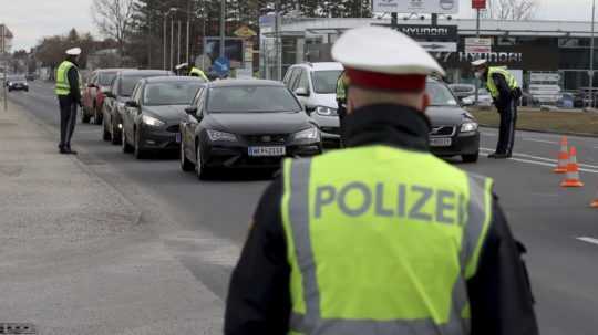 Na snímke polícia kontroluje dodržiavanie protiepidemických opatrení.