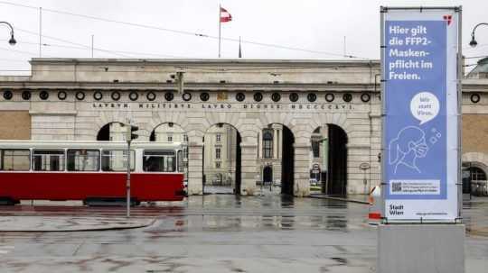 Na snímke prázdne Námestie hrdinov (Heldenplatz) vo Viedni.