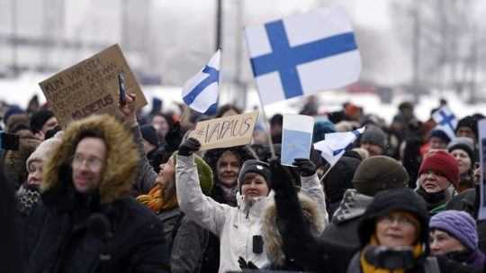 Vo viacerých európskych mestách ľudia protestovali proti covid opatreniam