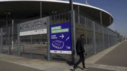 Z futbalového chrámu vakcinačné centrum. Na Stade de France začali očkovať