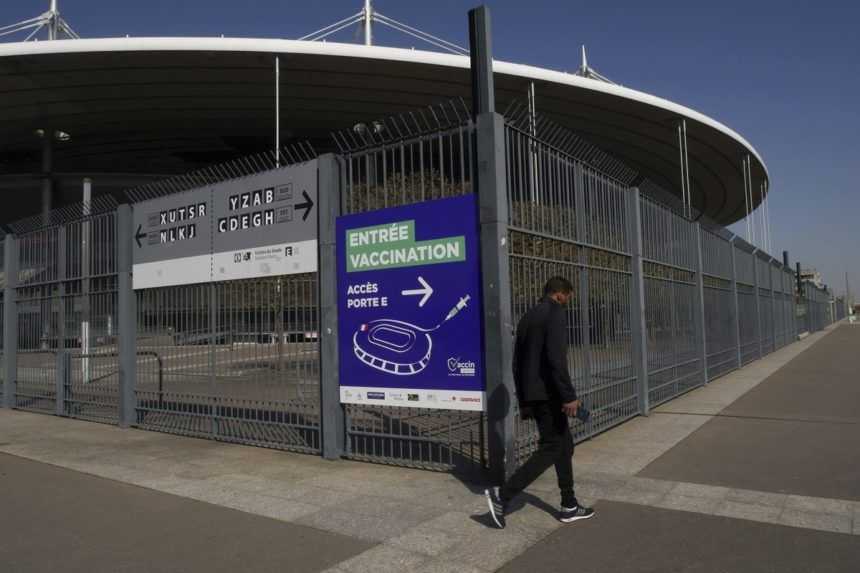 Z futbalového chrámu vakcinačné centrum. Na Stade de France začali očkovať