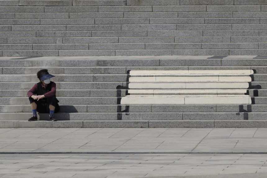 Celosvetový počet obetí pandémie dosiahol hranicu tri milióny