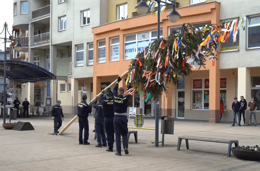 Aj stavanie májov sa tento rok konalo v komornom duchu