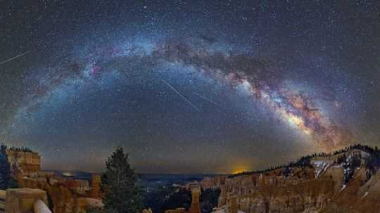 Nočné divadlo sa po prestávke vracia. Oblohu rozžiaria meteorické roje