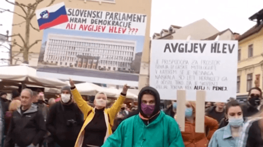 Tisícky Slovincov protestovali v Ľubľane proti vláde premiéra Janšu