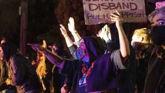 V USA po zastrelení tínedžera a Afroameričana policajtmi vypukli protesty