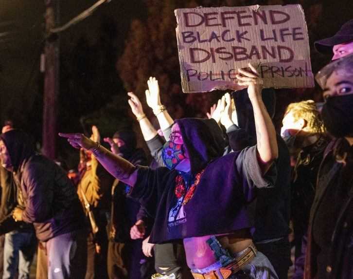 V USA po zastrelení tínedžera a Afroameričana policajtmi vypukli protesty