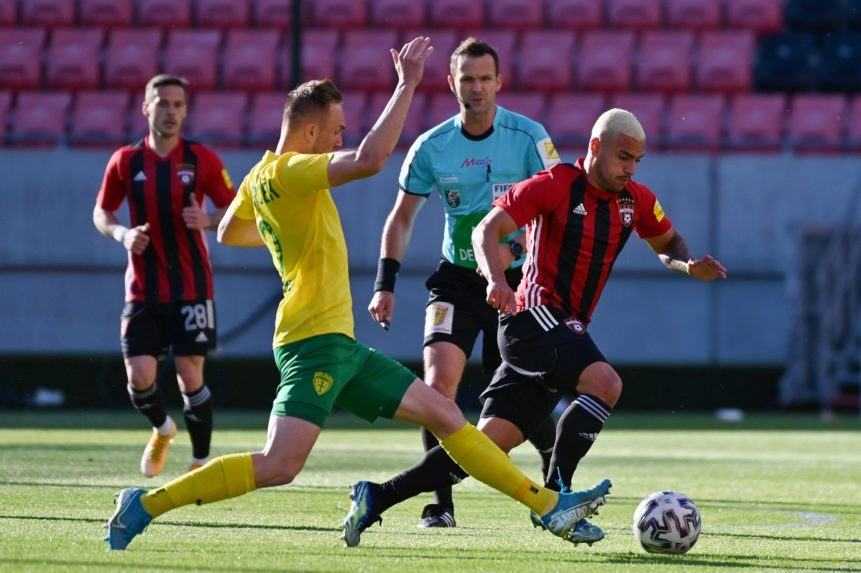 Na snímke vpravo hráč Trnavy Saymon Cabral a hráč Žiliny Dominik Javorček.