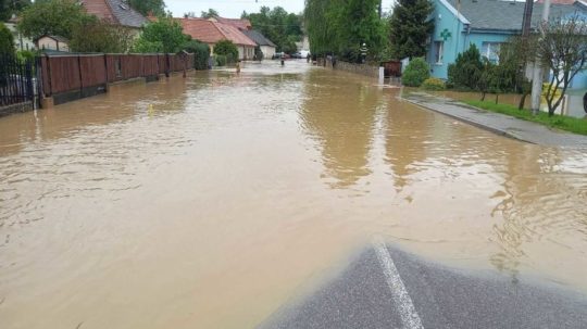 voda zaplavila v Klátovej Novej Vsi desiatky domov