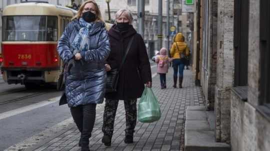 Zákaz vychádzania bude platiť aj naďalej. Politici vypočuli epidemiológov