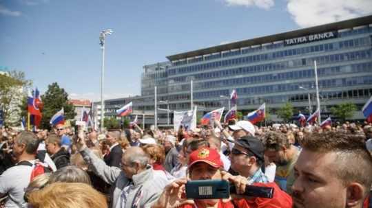 Pred úradom vlády a prezidentským palácom proti vláde protestovali stovky ľudí