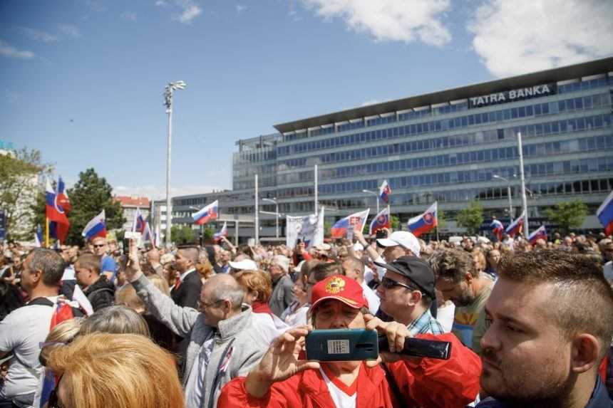 Pred úradom vlády a prezidentským palácom proti vláde protestovali stovky ľudí