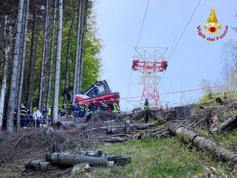 V súvislosti s tragickým pádom lanovky zadržali troch podozrivých