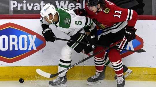 Chicago pred divákmi zdolalo Sekerov Dallas. Calgary dúfa, že McDavid vykoná svoju prácu