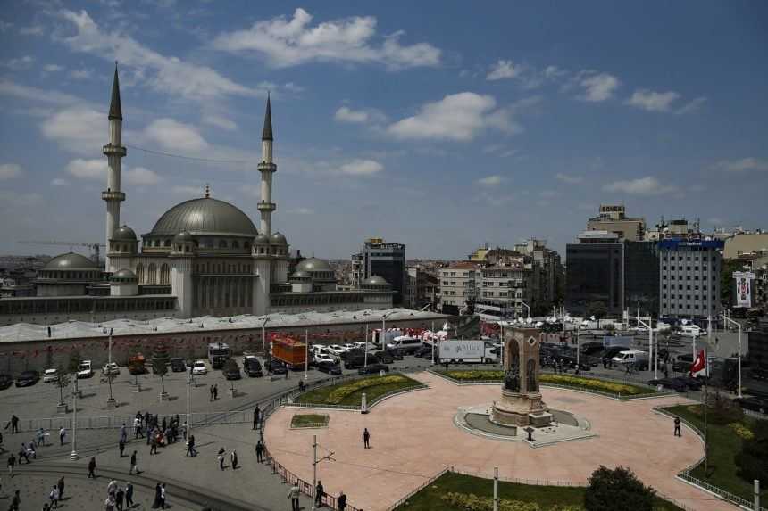 V centre Istanbulu vyrástla monumentálne mešita, otvoriť ju prišiel prezident Erdogan