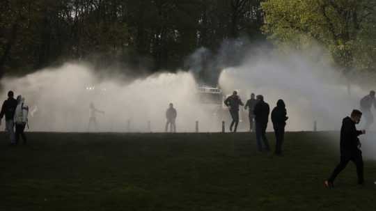 Nepovolený protest proti lockdownu v Bruseli rozohnala polícia