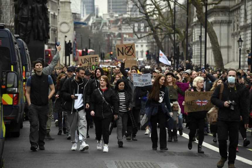 V Londýne protestovali proti covidovým pasom tisíce ľudí