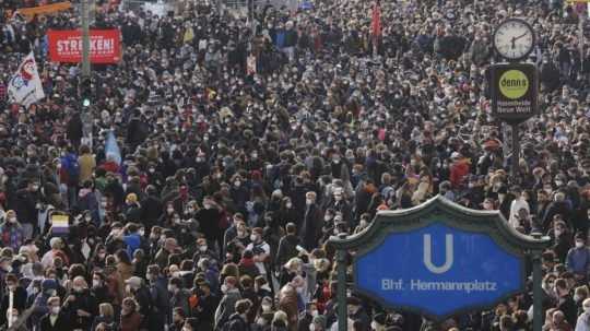 Pri protestoch v Berlíne došlo k stretom medzi radikálmi a políciou