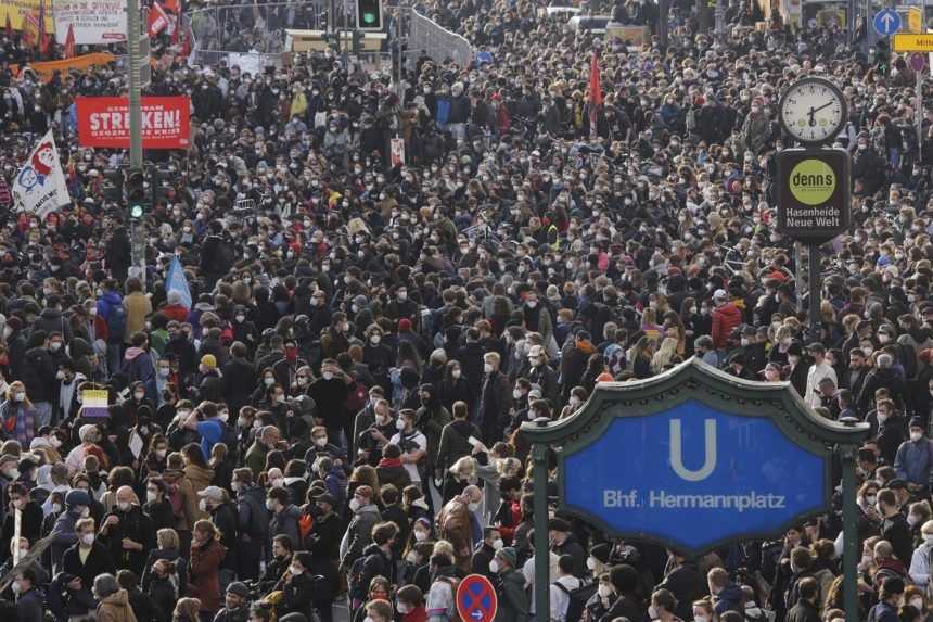 Pri protestoch v Berlíne došlo k stretom medzi radikálmi a políciou