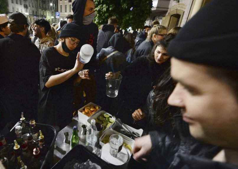 V Poľsku sa otvorili bary a reštaurácie. Ľudia ich obsadili hneď o polnoci