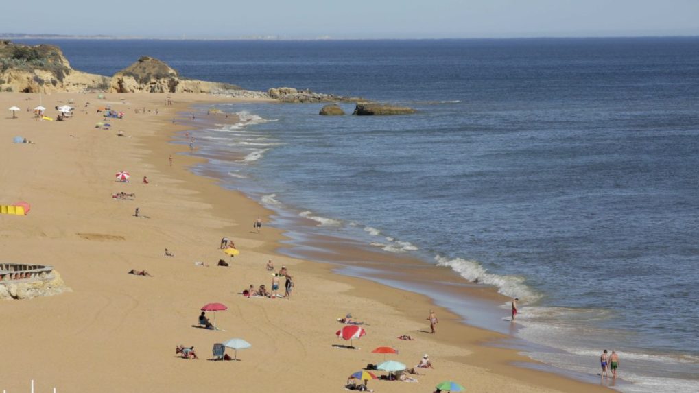 Grécko na turistickú sezónu zruší povinné rúška v obchodoch a doprave