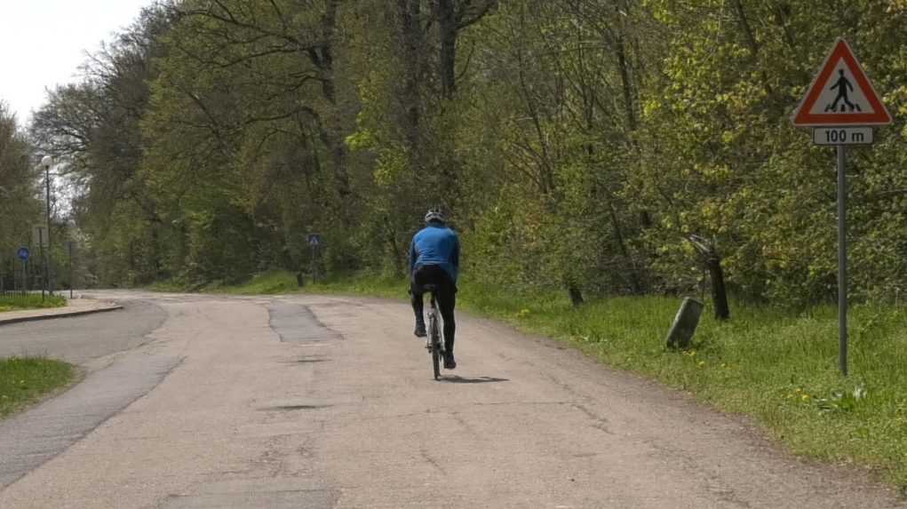 Poslanci upravili bočný odstup pri predchádzaní cyklistov či chodcov