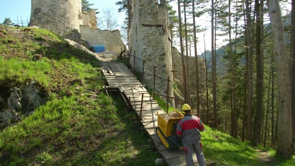 Blatnický hrad v Turci opravujú nezamestnaní aj bez nároku na mzdu