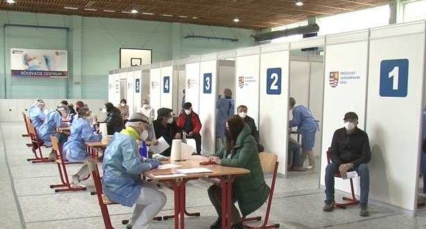 Nie je záujem. Na východnom Slovensku zatvoria dve veľkokapacitné očkovacie centrá