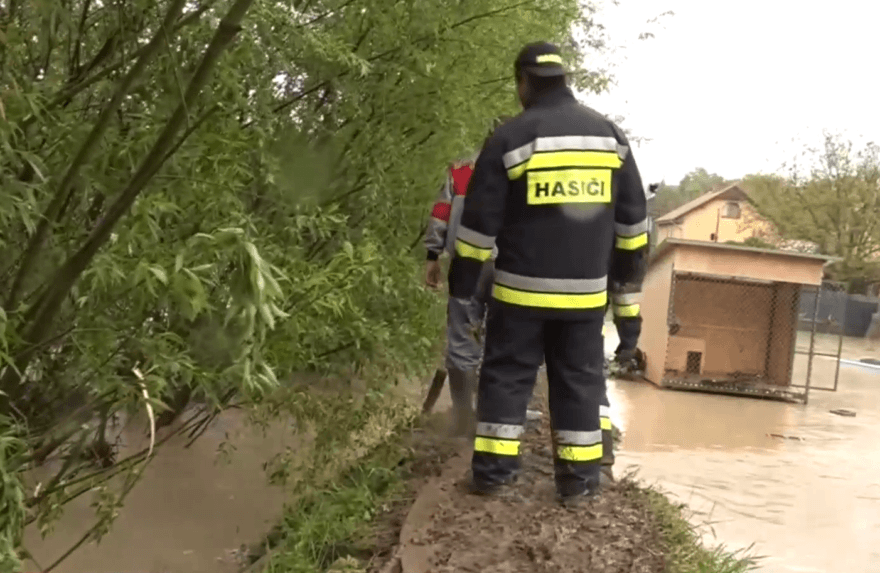 Skalicu a Senicu potrápili silné búrky, následky odstraňovali hasiči