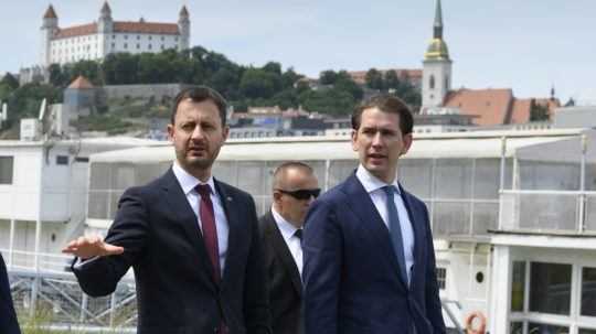 Slovenský premiér Eduard Heger a rakúsky kancelár Sebastian Kurz.